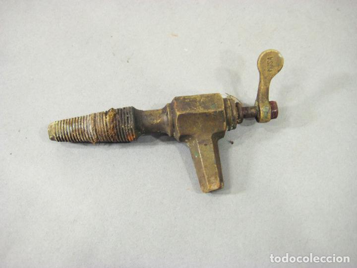 Antig&uuml;edades: ANTIGUO GRIFO O PITA DE LAT&Oacute;N - Foto 1