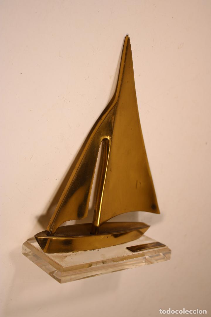 Antig&uuml;edades: barco de bronce y metacrilato - Foto 1