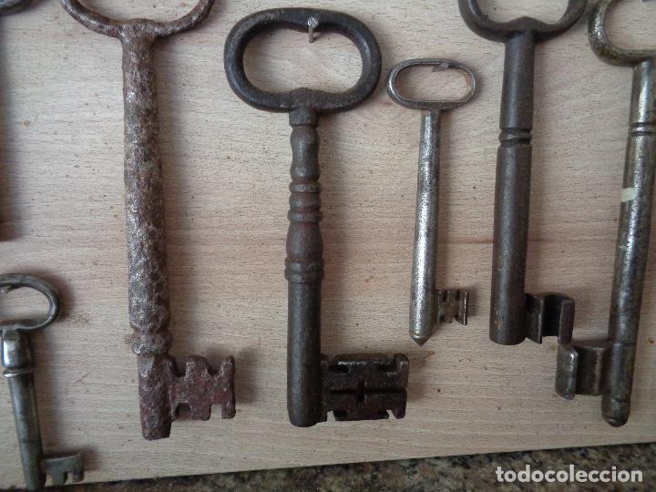 Antig&uuml;edades: lote panel de madera con 27 llaves siglo XVIII - Foto 2