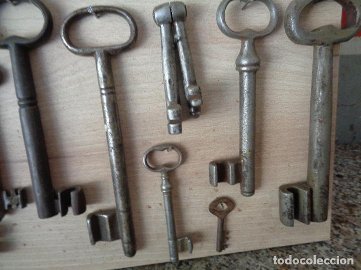 Antig&uuml;edades: lote panel de madera con 27 llaves siglo XVIII - Foto 3