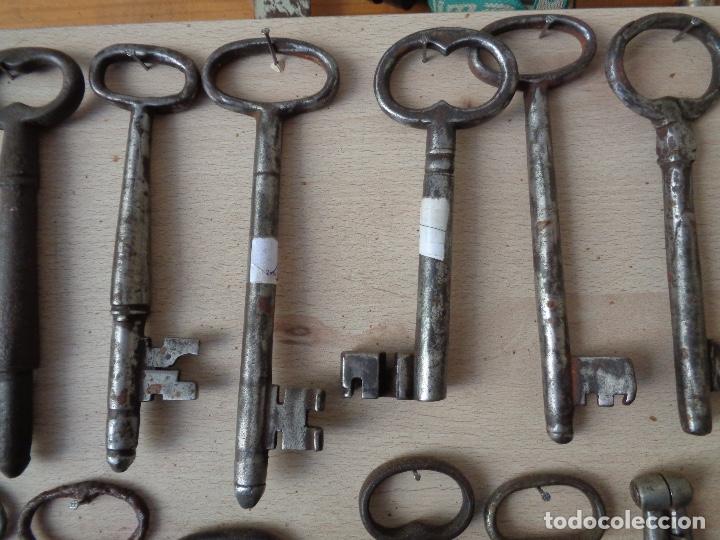 Antig&uuml;edades: lote panel de madera con 27 llaves siglo XVIII - Foto 4
