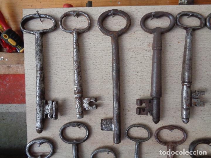Antig&uuml;edades: lote panel de madera con 27 llaves siglo XVIII - Foto 5