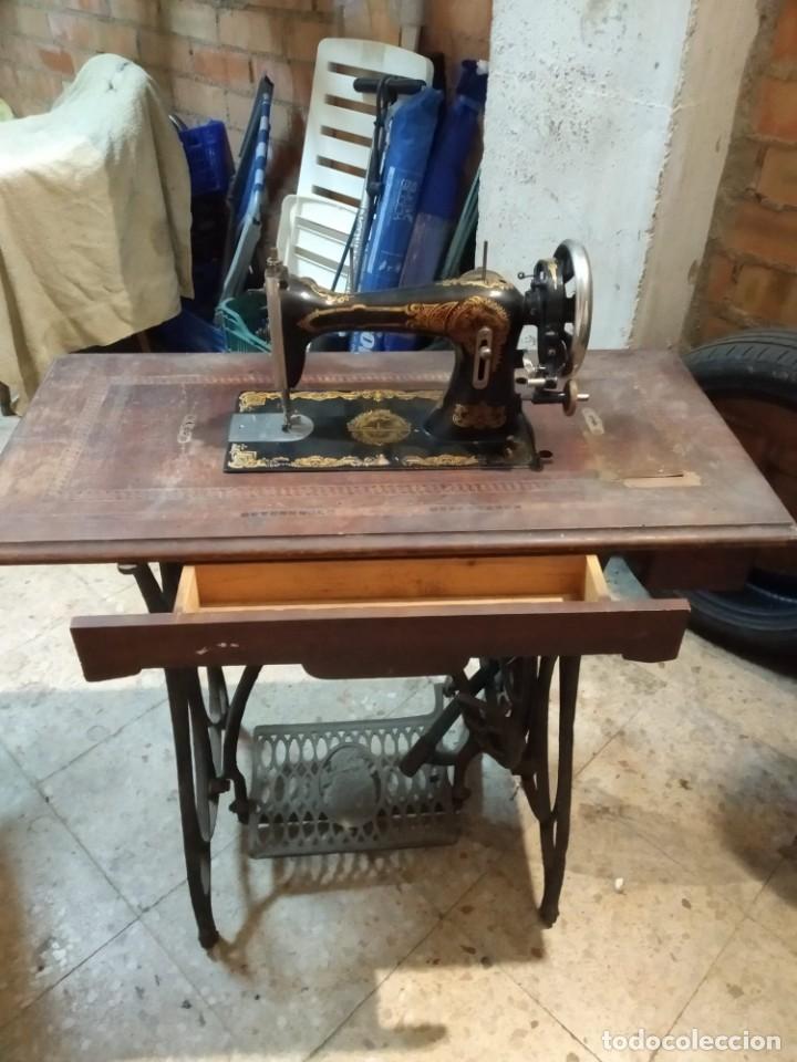 Antig&uuml;edades: Maquina coser Wertheim - Foto 1