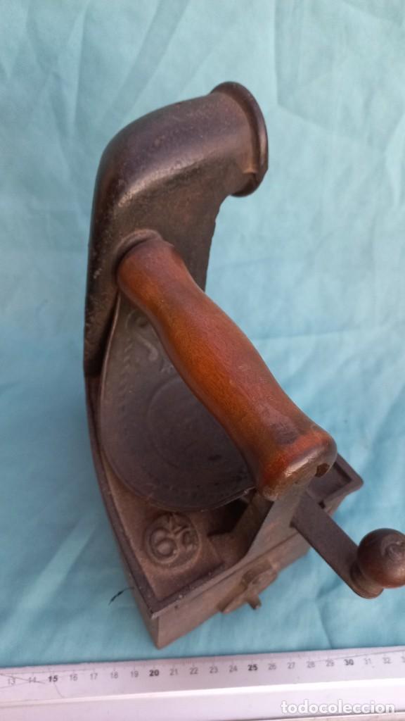 Antig&uuml;edades: Plancha de hierro tipo chimenea - Foto 2