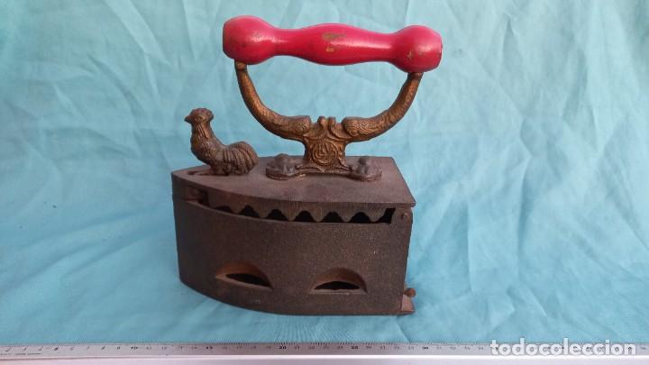 Antig&uuml;edades: Plancha de hierro tipo chimenea &rdquo;gallo&rdquo; - Foto 1