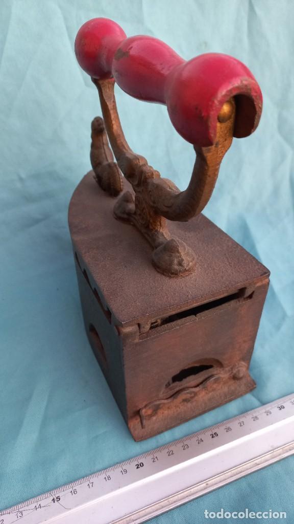 Antig&uuml;edades: Plancha de hierro tipo chimenea &rdquo;gallo&rdquo; - Foto 2