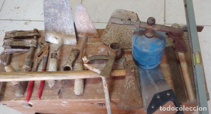 Antig&uuml;edades: Arc&oacute;n de madera con lote de herramientas - Foto 2