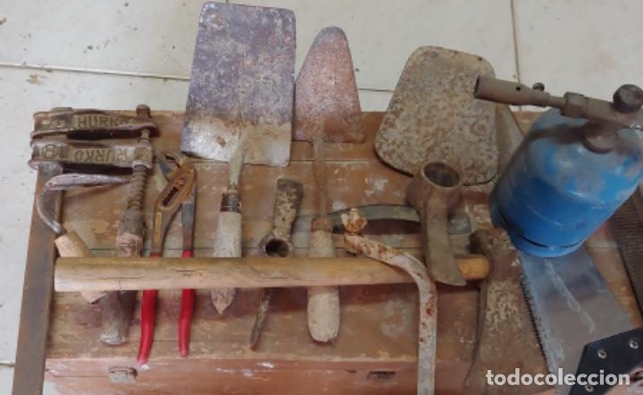 Antig&uuml;edades: Arc&oacute;n de madera con lote de herramientas - Foto 3