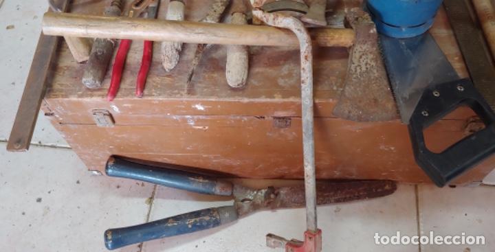 Antig&uuml;edades: Arc&oacute;n de madera con lote de herramientas - Foto 4
