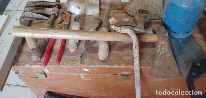 Antig&uuml;edades: Arc&oacute;n de madera con lote de herramientas - Foto 5