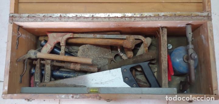 Antig&uuml;edades: Arc&oacute;n de madera con lote de herramientas - Foto 6