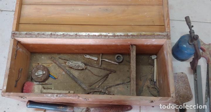 Antig&uuml;edades: Arc&oacute;n de madera con lote de herramientas - Foto 7