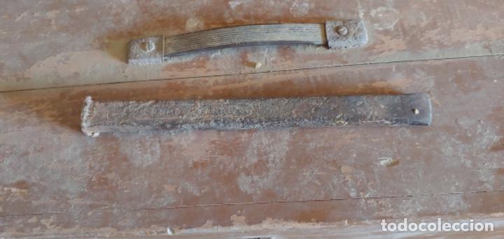 Antig&uuml;edades: Arc&oacute;n de madera con lote de herramientas - Foto 9