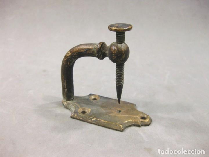 Antig&uuml;edades: Herramienta de joyero o relojero. En bronce. - Foto 1