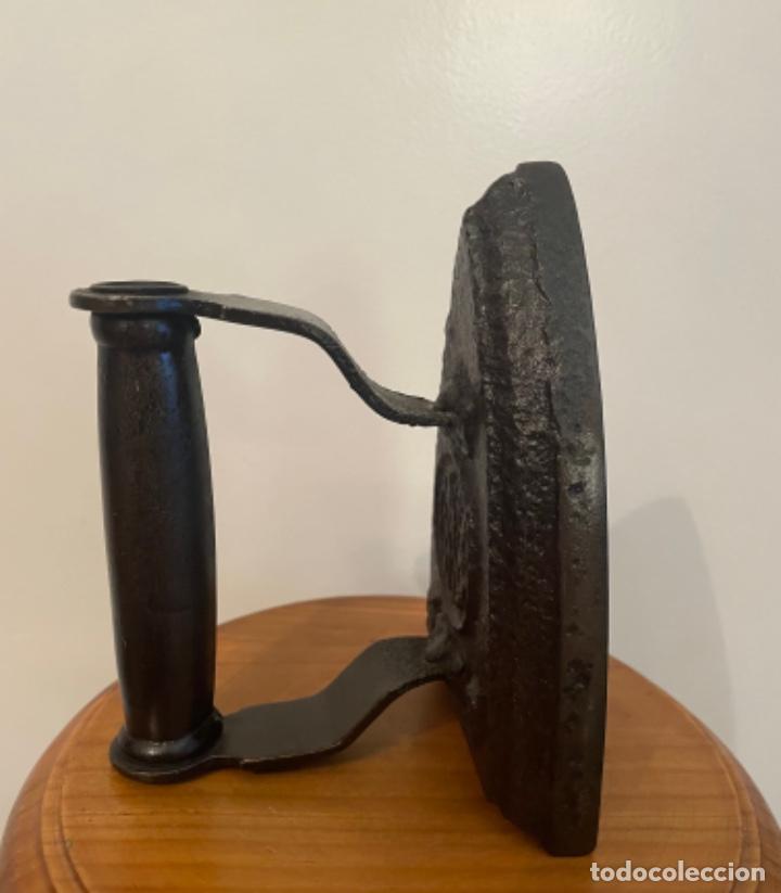 Antig&uuml;edades: ANTIGUA PLANCHA DE HIERRO UNE S 5 - Foto 5