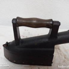 Antigüedades: ESPECTACULAR PLANCHA DE CARBÓN CON MANGO DE MADERA!. Lote 313355333