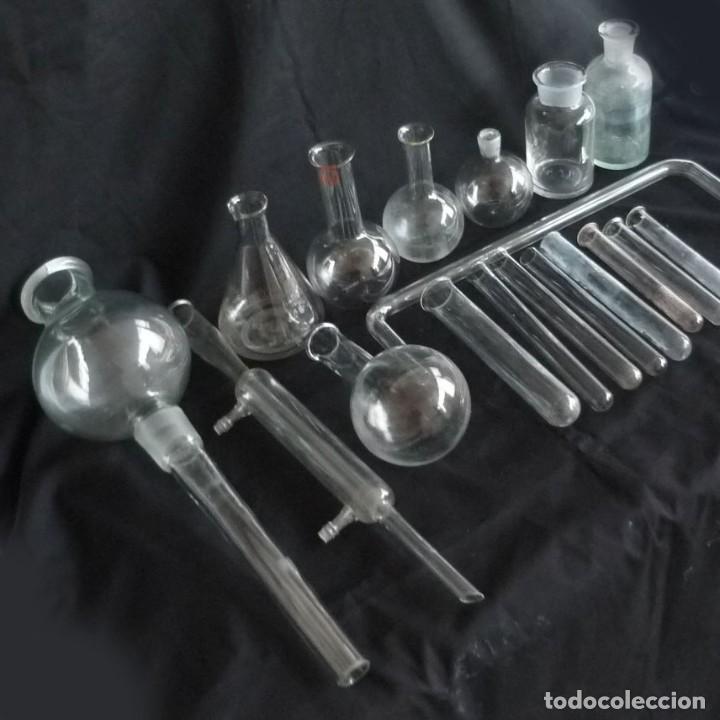 Antig&uuml;edades: Conjunto de elementos de vidrio de laboratorio - Foto 1