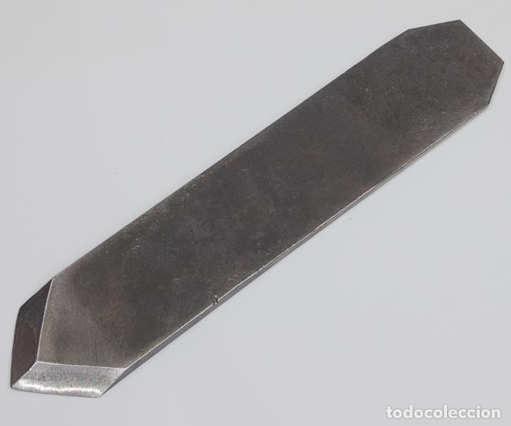 Antig&uuml;edades: CUCHILLA O HIERRO DE CABEZA TRIANGULAR BEDFORD SHEFFIELD PARA CEPILLO DE CARPINTERO. - Foto 2