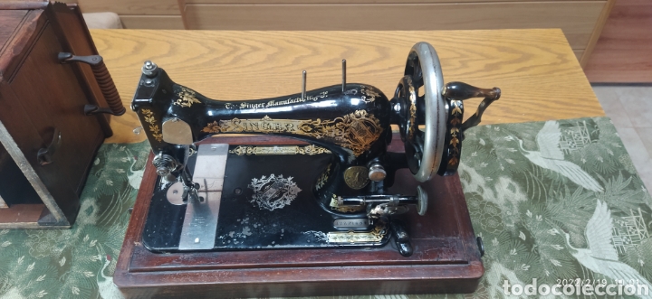 Antig&uuml;edades: Singer Port&aacute;til de manivela con accesorios e instrucciones - Foto 3