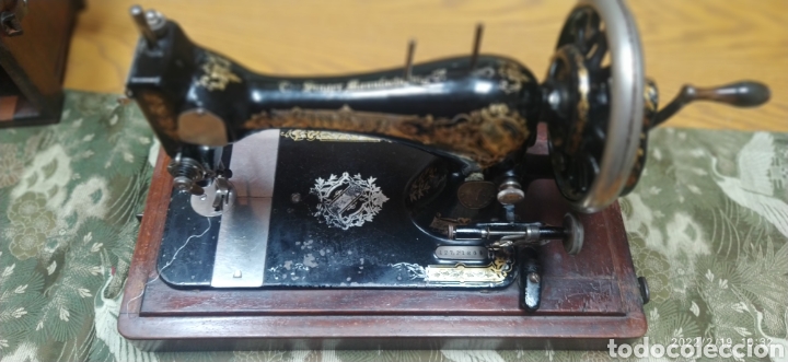 Antig&uuml;edades: Singer Port&aacute;til de manivela con accesorios e instrucciones - Foto 7
