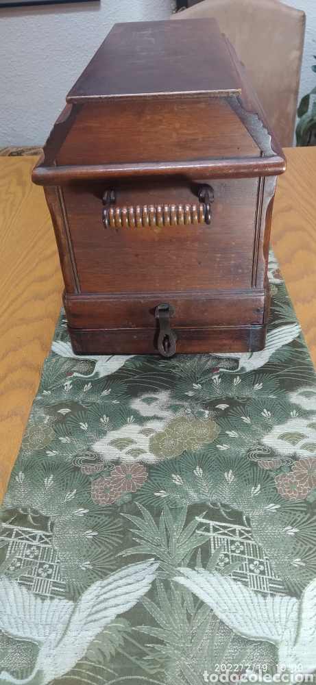 Antig&uuml;edades: Singer Port&aacute;til de manivela con accesorios e instrucciones - Foto 10