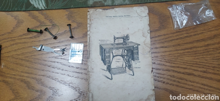 Antig&uuml;edades: Singer Port&aacute;til de manivela con accesorios e instrucciones - Foto 4