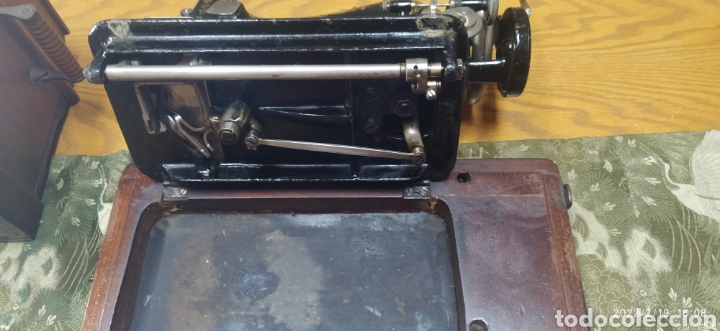 Antig&uuml;edades: Singer Port&aacute;til de manivela con accesorios e instrucciones - Foto 16