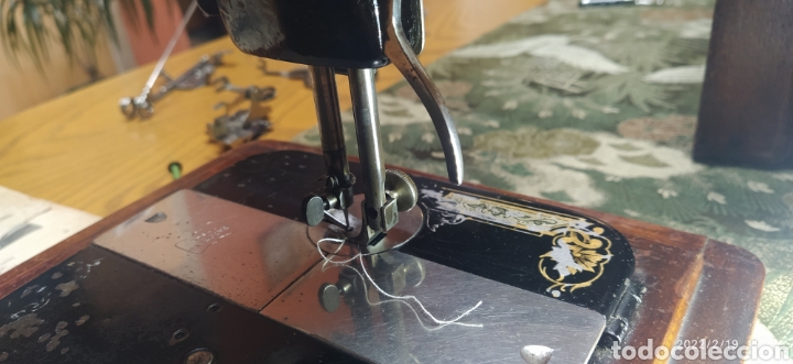 Antig&uuml;edades: Singer Port&aacute;til de manivela con accesorios e instrucciones - Foto 20