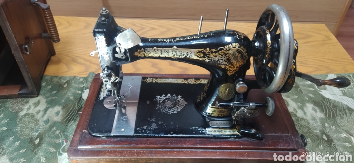 Antig&uuml;edades: Singer Port&aacute;til de manivela con accesorios e instrucciones - Foto 22