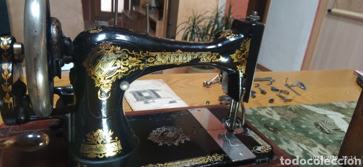 Antig&uuml;edades: Singer Port&aacute;til de manivela con accesorios e instrucciones - Foto 23