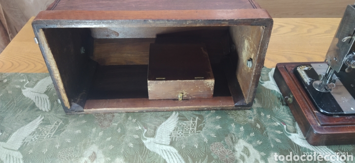 Antig&uuml;edades: Singer Port&aacute;til de manivela con accesorios e instrucciones - Foto 31
