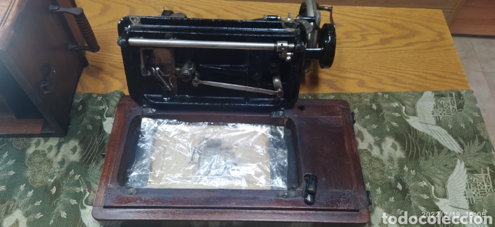 Antig&uuml;edades: Singer Port&aacute;til de manivela con accesorios e instrucciones - Foto 35