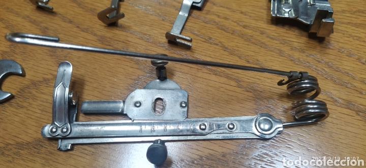 Antig&uuml;edades: Singer Port&aacute;til de manivela con accesorios e instrucciones - Foto 37