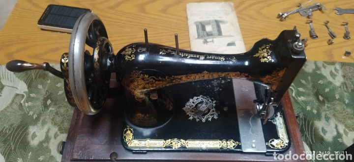 Antig&uuml;edades: Singer Port&aacute;til de manivela con accesorios e instrucciones - Foto 43
