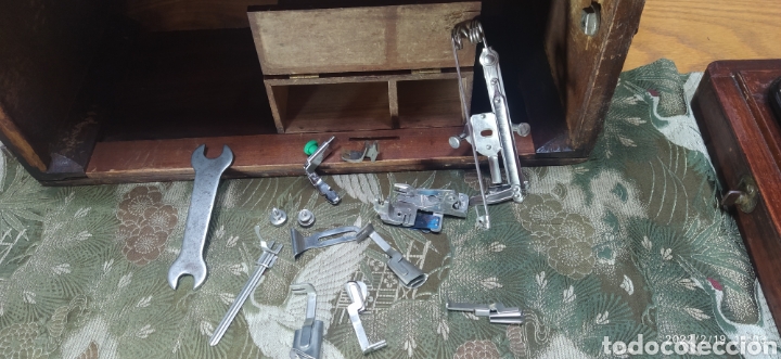 Antig&uuml;edades: Singer Port&aacute;til de manivela con accesorios e instrucciones - Foto 6