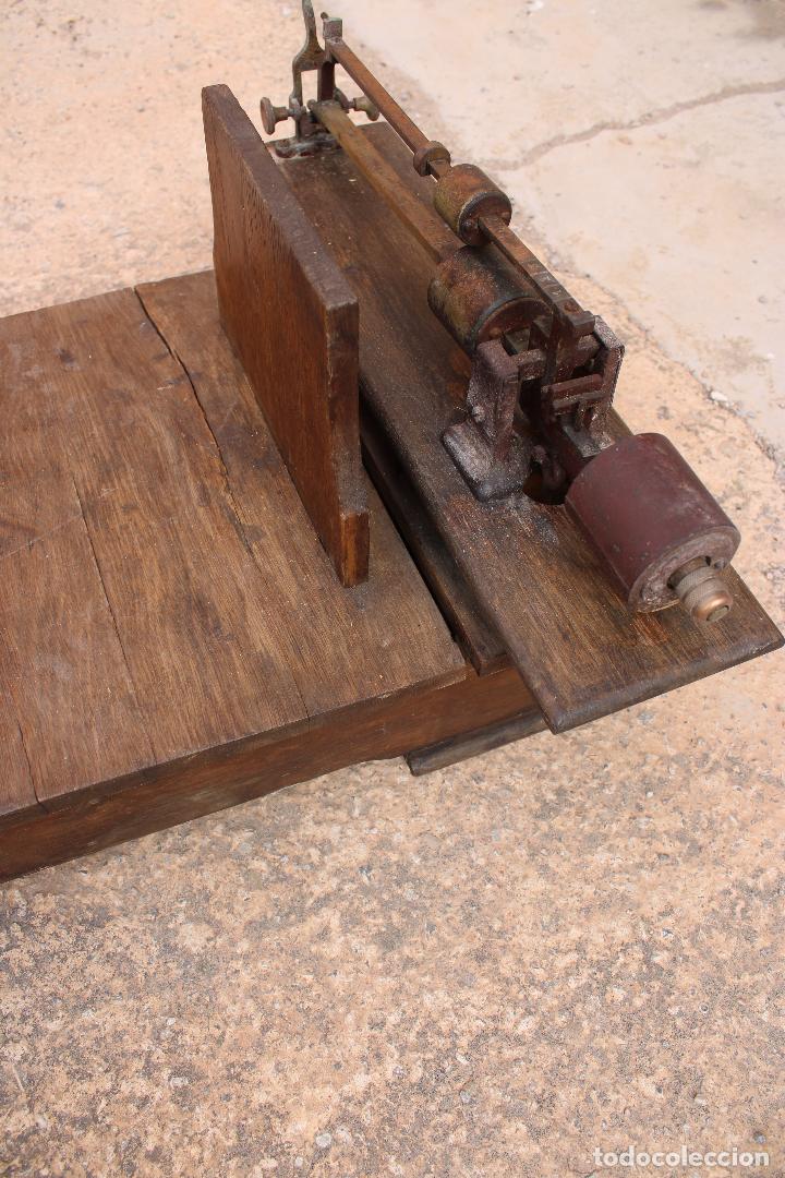 Antig&uuml;edades: ANTIGUA BASCULA DE SUELO 100k. - Foto 2