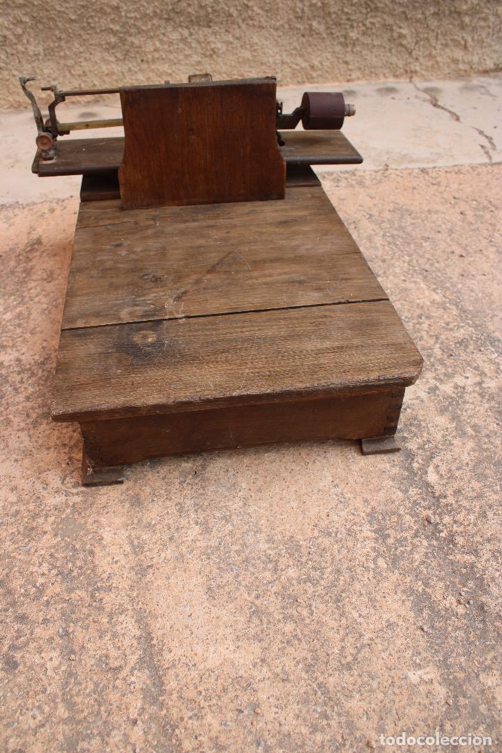 Antig&uuml;edades: ANTIGUA BASCULA DE SUELO 100k. - Foto 1