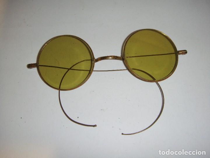 Antiguas gafas redondas. S.XX. Montura metálica con cristales verdes.  Incluye estuche.