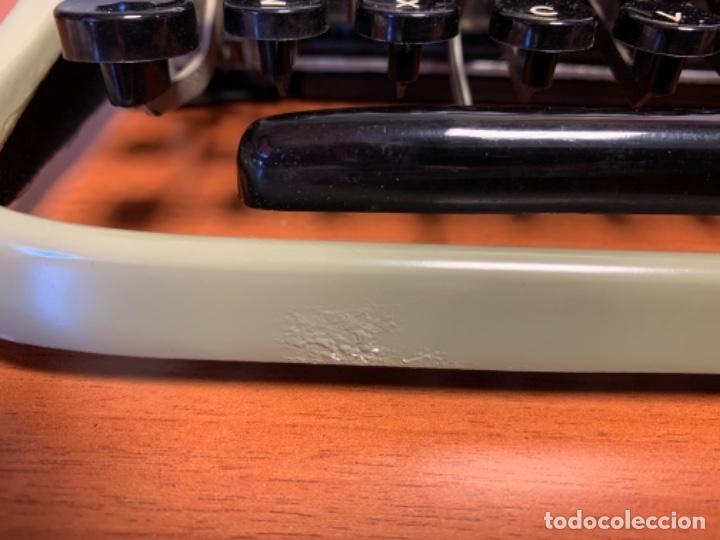 Antig&uuml;edades: M&aacute;quina de escribir Olivetti Pluma 22 fabricada en Espa&ntilde;a - Foto 4