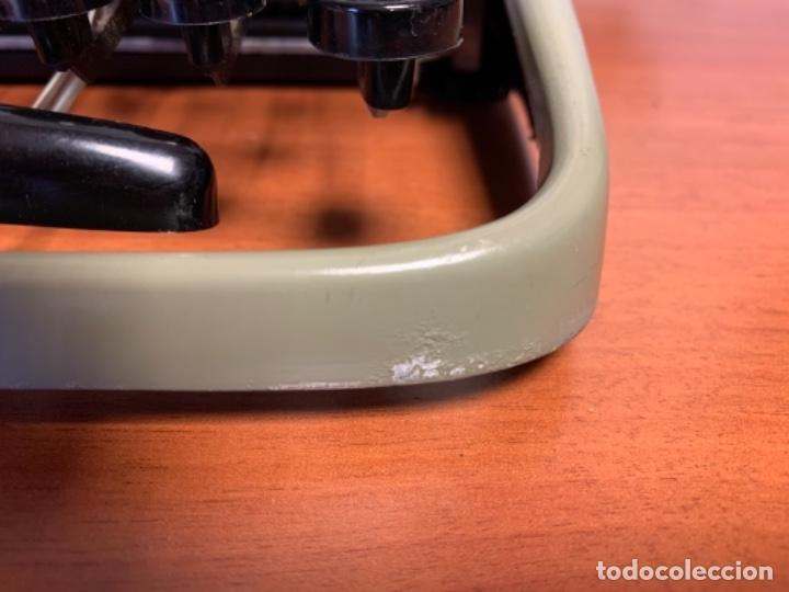 Antig&uuml;edades: M&aacute;quina de escribir Olivetti Pluma 22 fabricada en Espa&ntilde;a - Foto 8