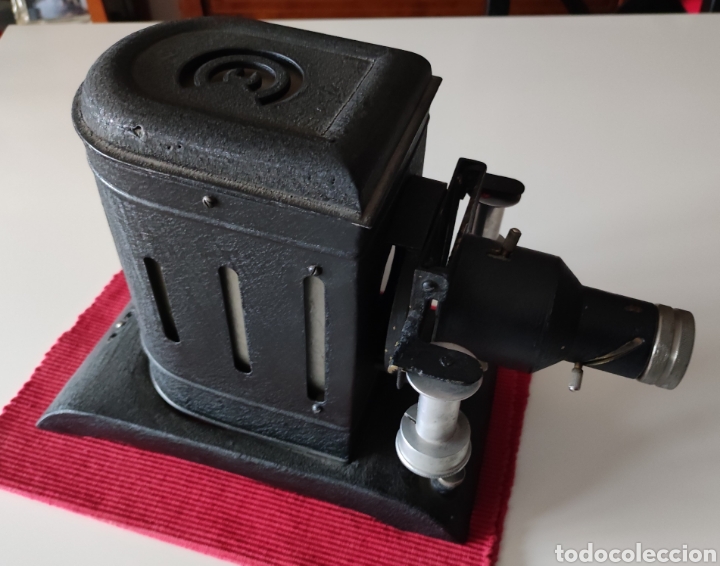 Antig&uuml;edades: Antiguo Proyector. A&ntilde;os 40 - Foto 1