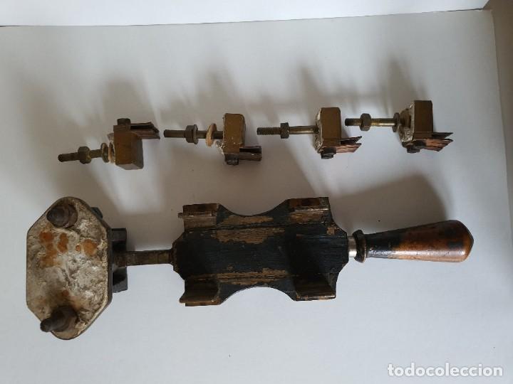 Interruptor de palanca antiguo, hoy objeto decorativo. Fotografía de la