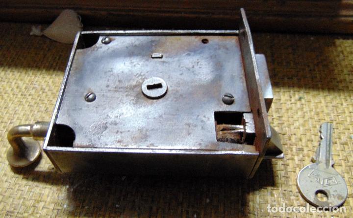 Antig&uuml;edades: cerradura jis, con llave funciona - Foto 2