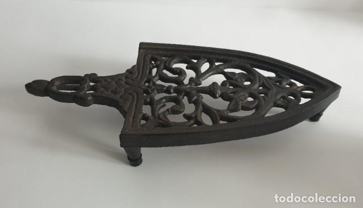 Antig&uuml;edades: Antigua plancha hierro con base - Foto 2