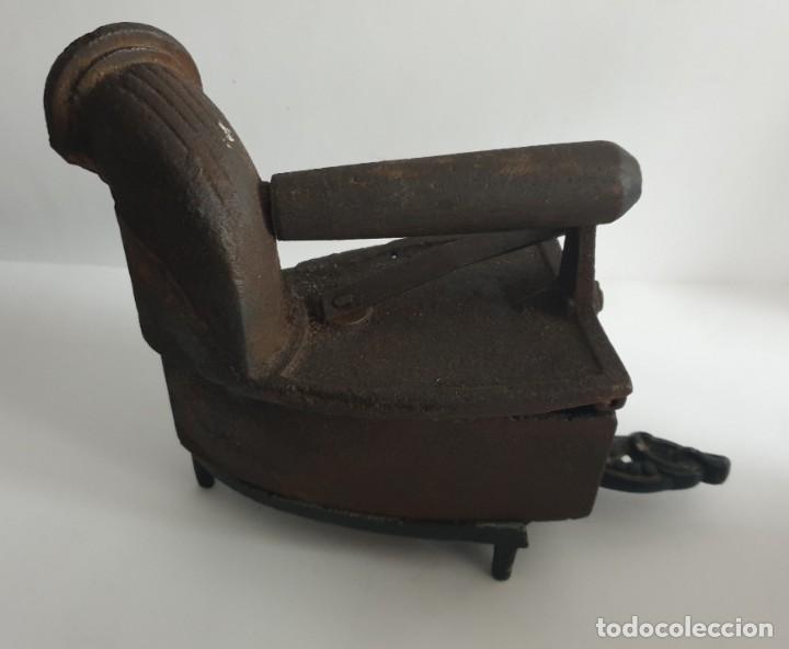 Antig&uuml;edades: Antigua plancha hierro con base - Foto 1
