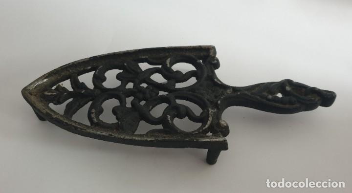 Antig&uuml;edades: Antigua plancha hierro con base - Foto 2