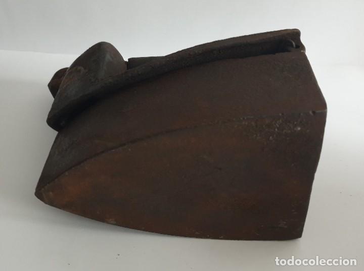 Antig&uuml;edades: Antigua plancha hierro con base - Foto 7