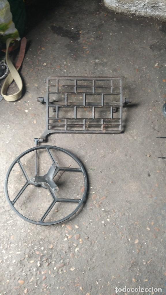 Antig&uuml;edades: pedal de maquina de coser - Foto 1