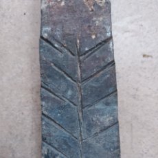Antigüedades: ANTIGUA CUÑA PARA PARTIR TRONCOS 32,5 CM X 5 CM APROX + 5KG PESO
