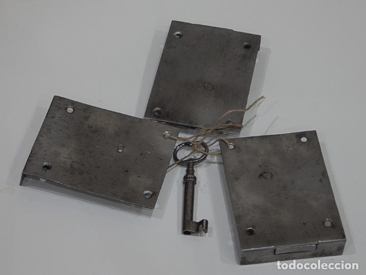Antig&uuml;edades: 3 CERRADURAS ISABELINAS PARA COMODA. - Foto 2